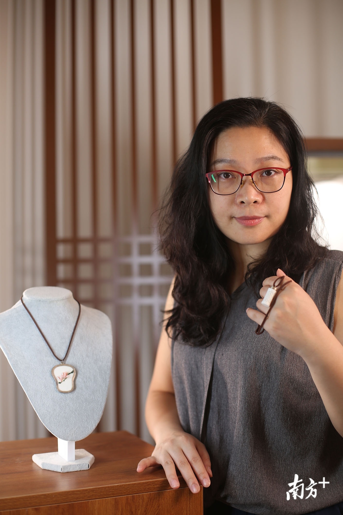 刘丽莎和她的陶瓷文创作品。