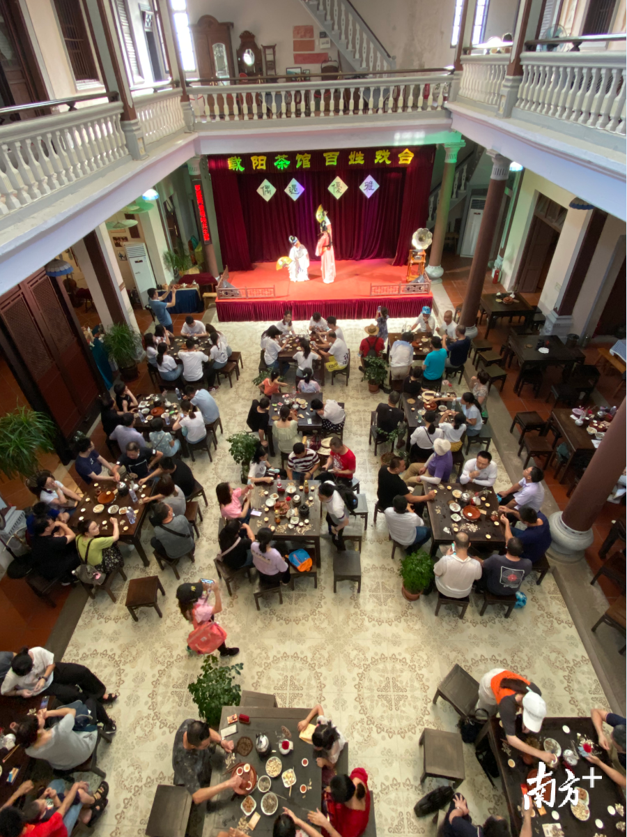 8月8日下午，潮州古城载阳茶馆里几乎客满。苏仕日 摄