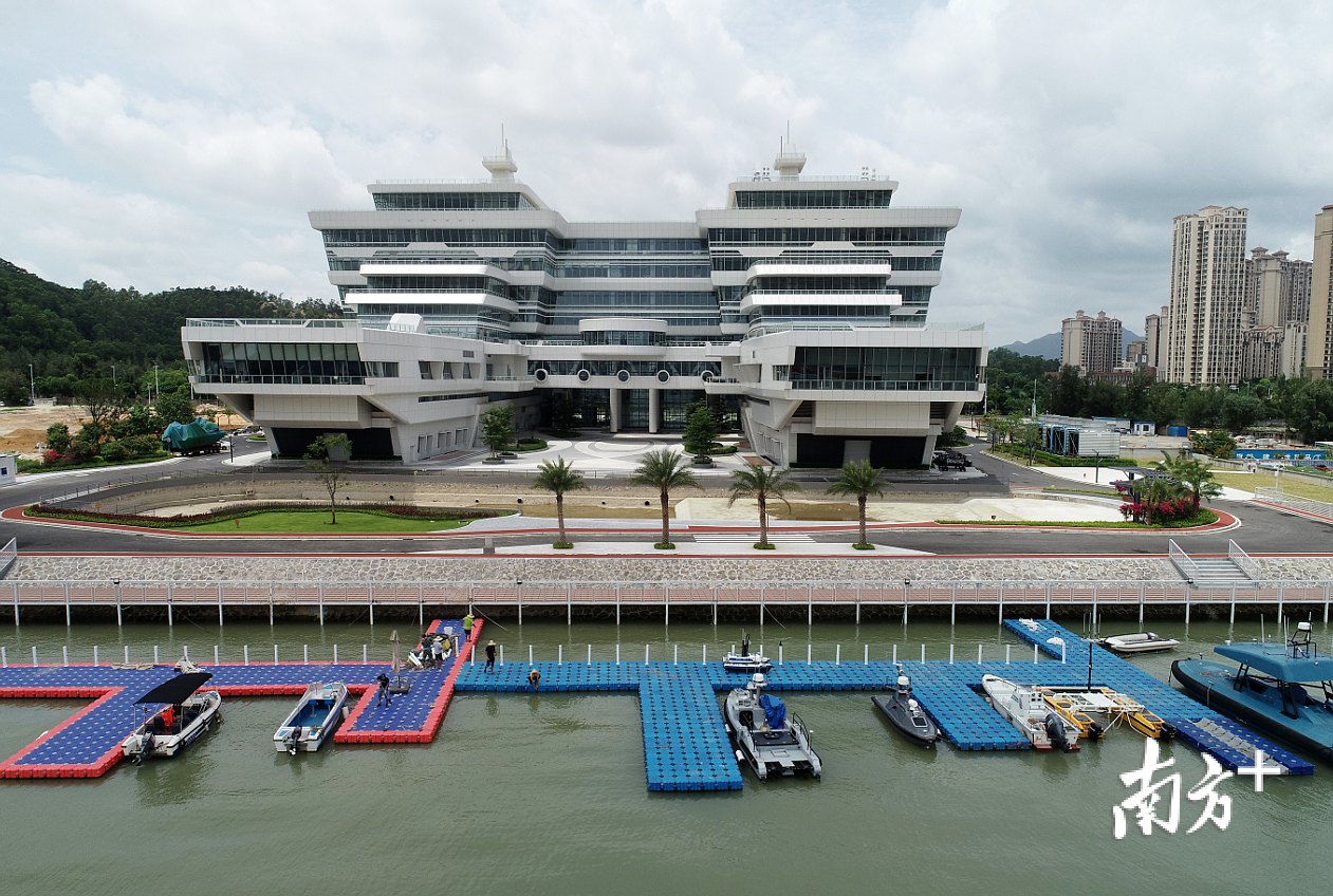 珠海不断统筹规划产业链、创新链、资金链、政策链，持续激发科技创新活力，逐步发展成为珠江口西岸科技创新高地。图为香山海洋科技港。