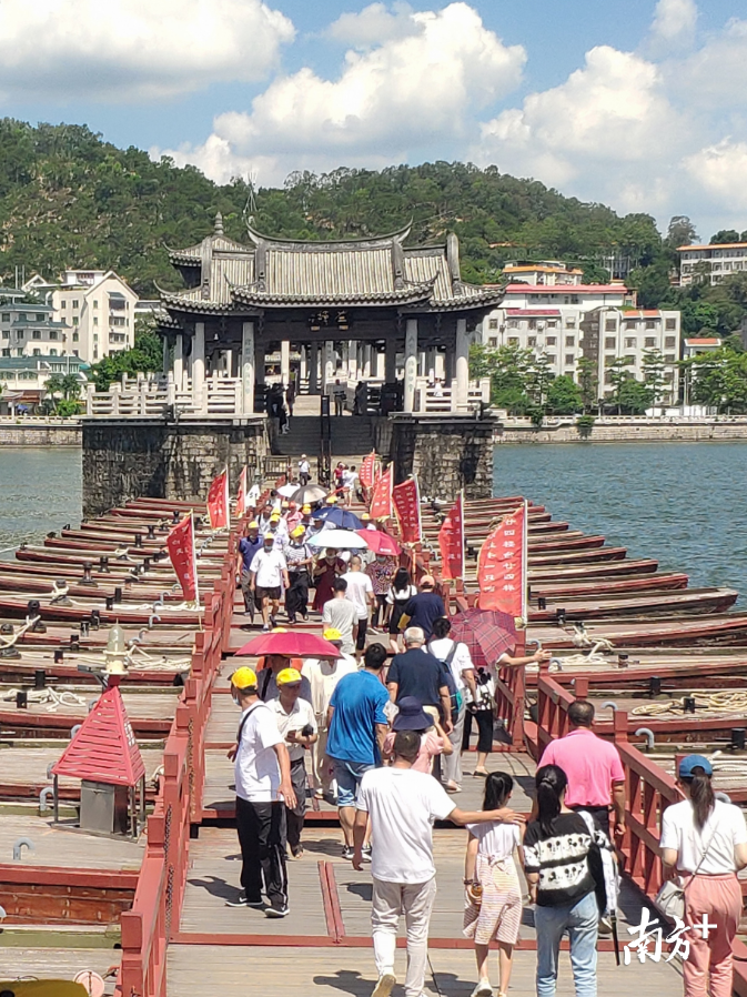 8月9日,潮州广济桥上有不少游客。受访单位供图 8月9日,潮州广济桥上有不少游客。受访单位供图