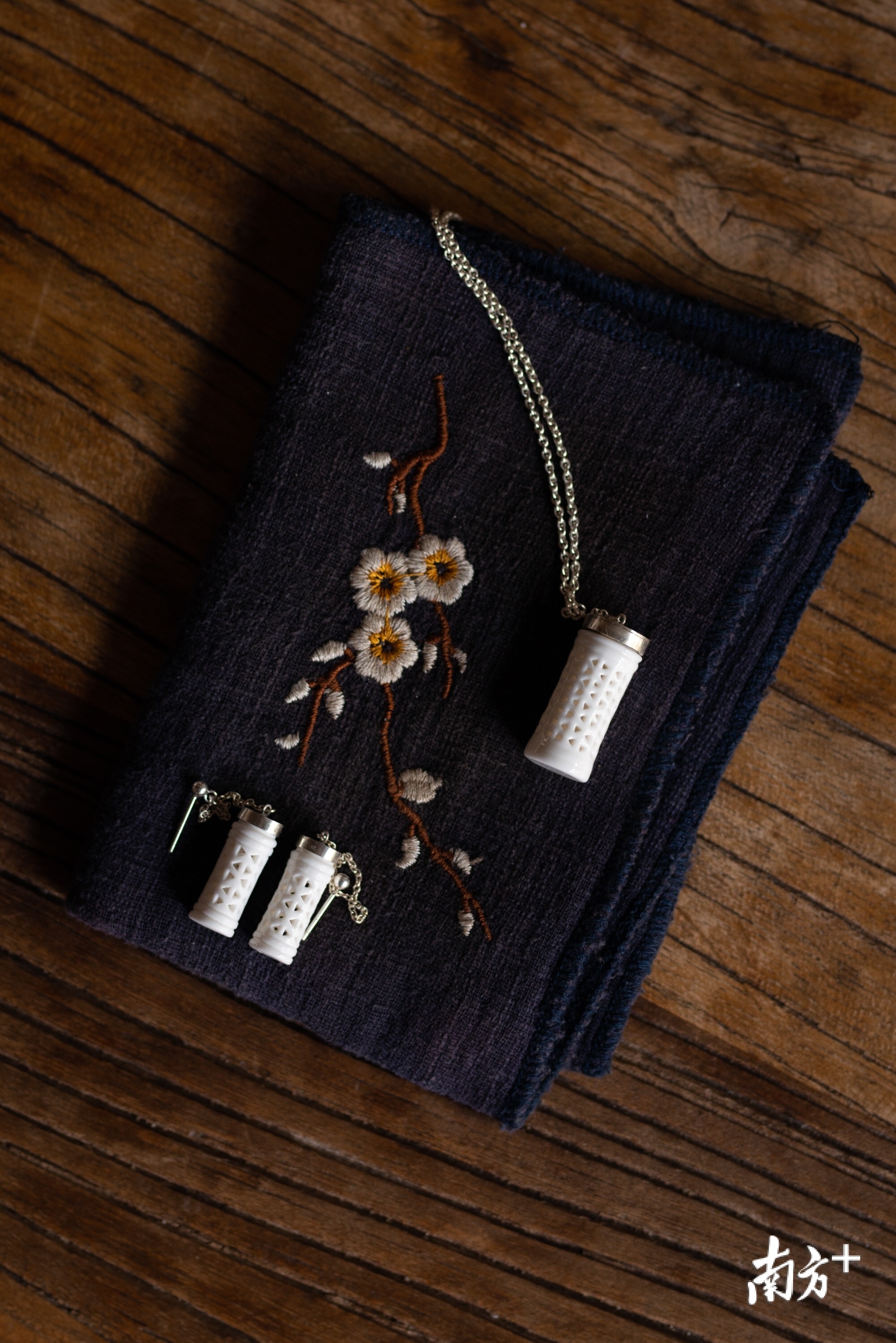 刘丽莎将通花瓶做成首饰,1.8cm高的是耳坠,2.5cm高的是吊坠。