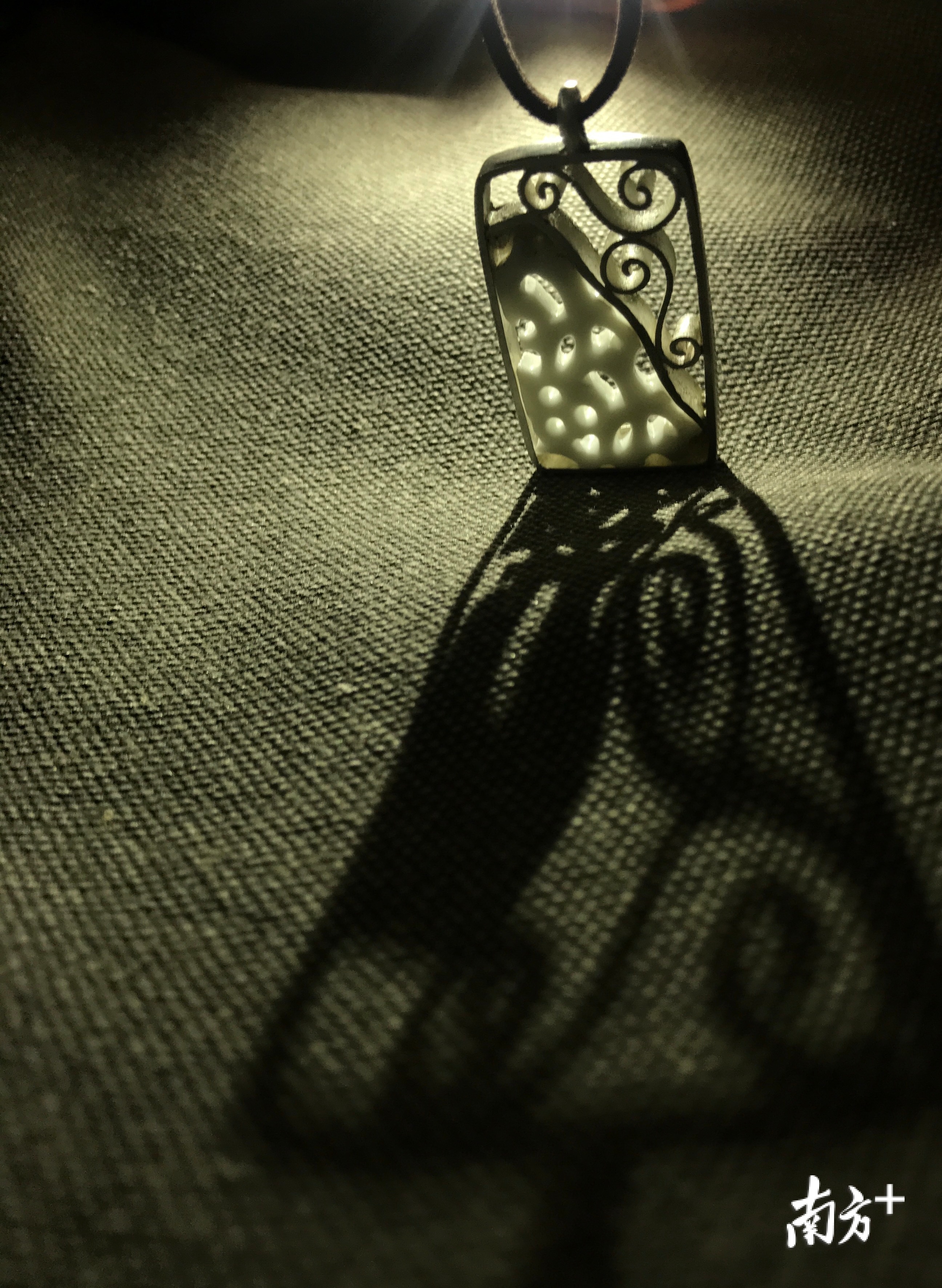 刘丽莎将通花瓷与银饰结合,做成文创产品。