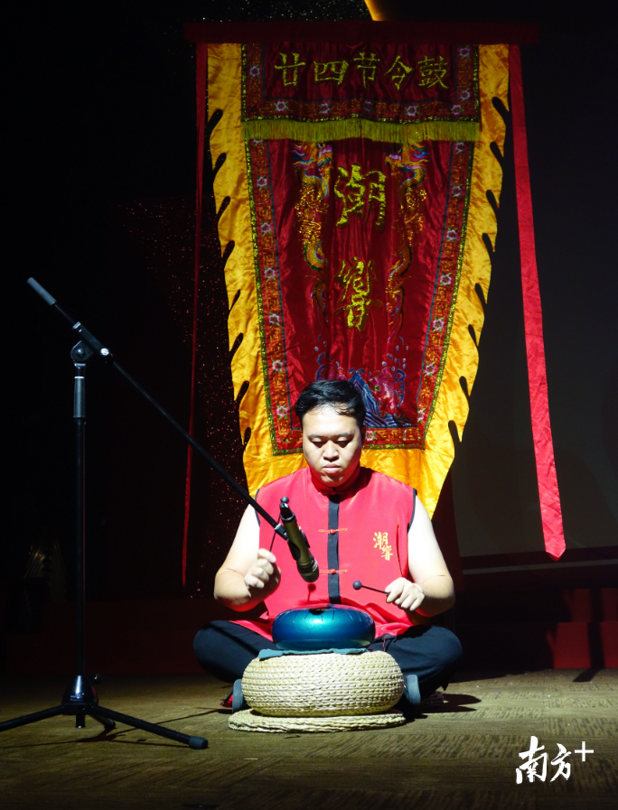 李康迪在二十四节令鼓中加入了许多西洋乐器。受访者供图 李康迪在二十四节令鼓中加入了许多西洋乐器。受访者供图