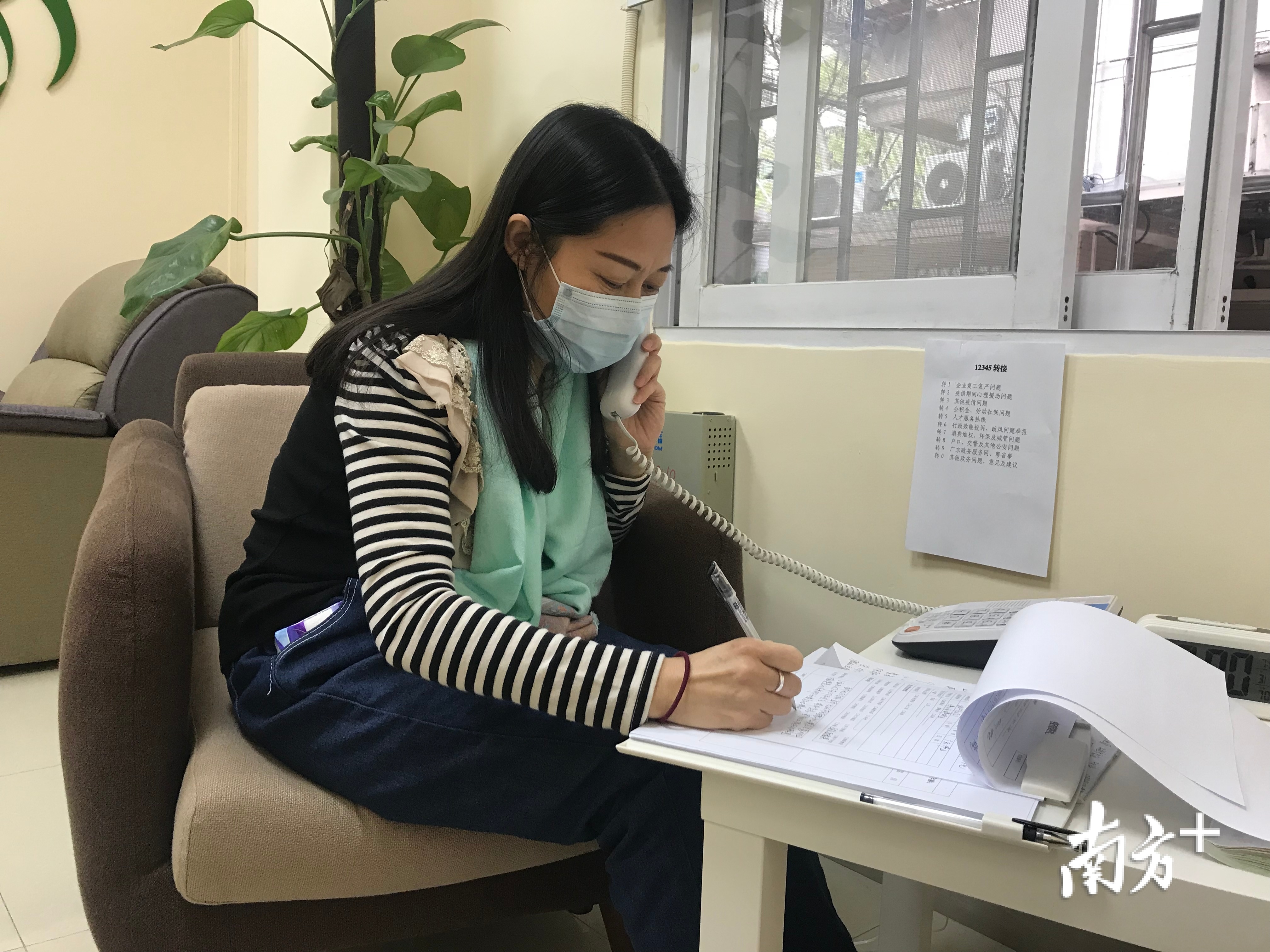 佛山市12355志愿服务队成员在疫情期间接受市民心理咨询。共青团佛山市委员会供图