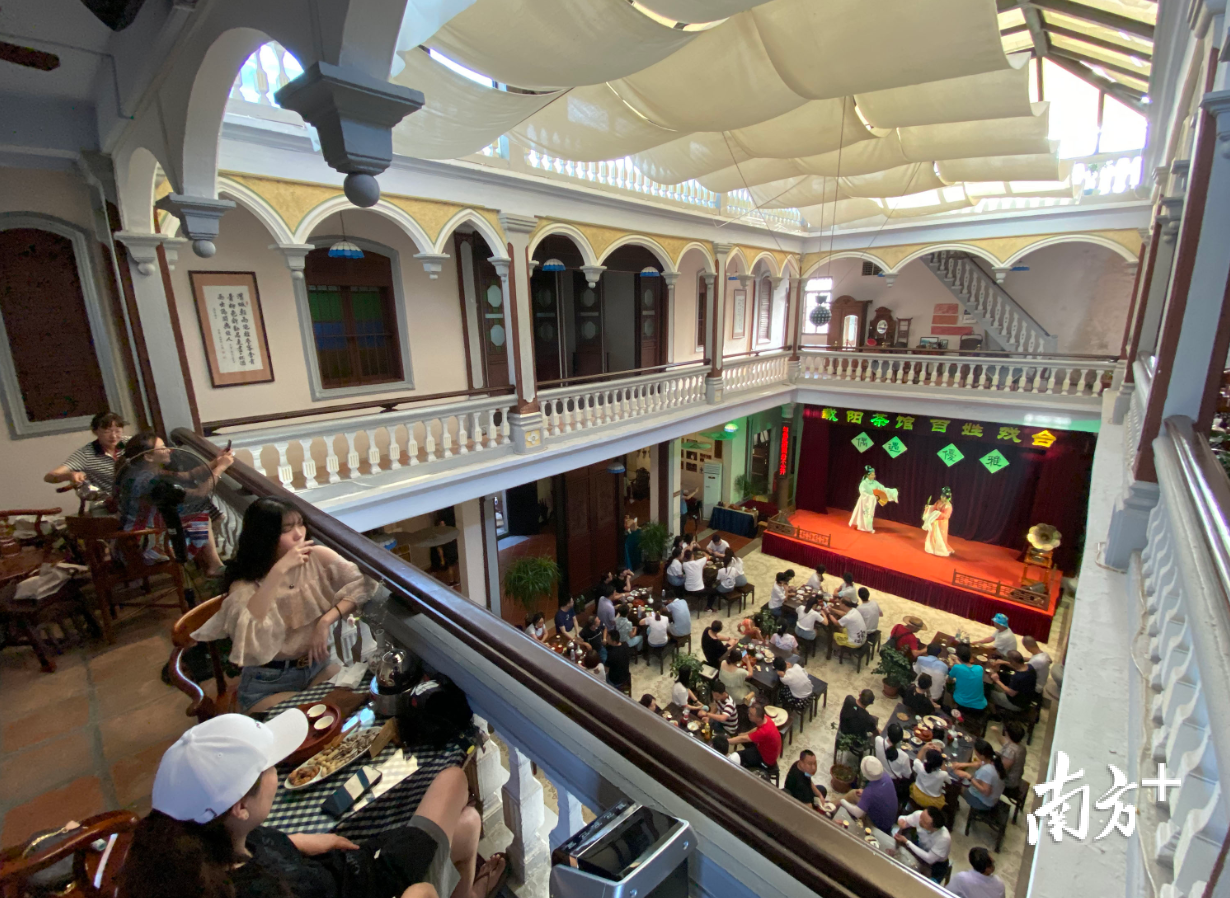 8月8日下午,潮州古城载阳茶馆里几乎客满。苏仕日 摄 8月8日下午,潮州古城载阳茶馆里几乎客满。苏仕日 摄