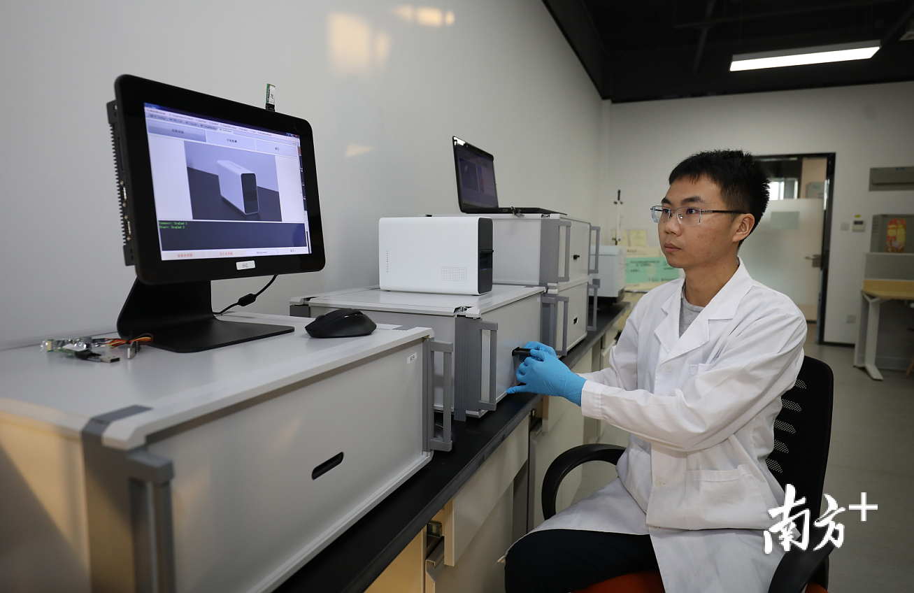 珠海不断深化珠澳科技创新合作，推动粤港澳大湾区科技协同创新。图为珠海澳大科技研究院实验室。