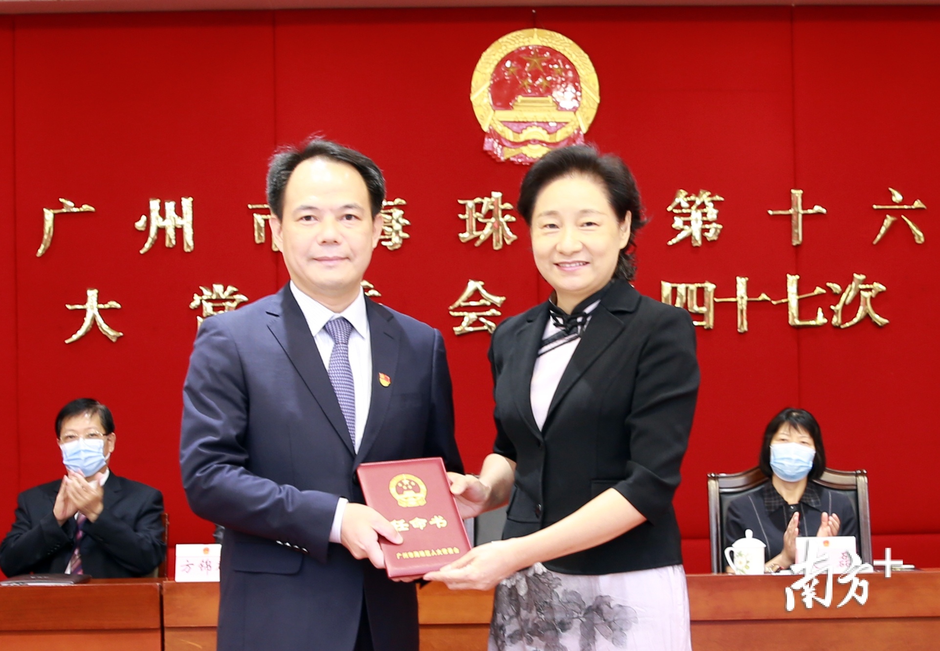 区人大常委会主任黄翔(右)向代理区长刘晨辉(左)颁发任命书 区人大常委会主任黄翔(右)向代理区长刘晨辉(左)颁发任命书