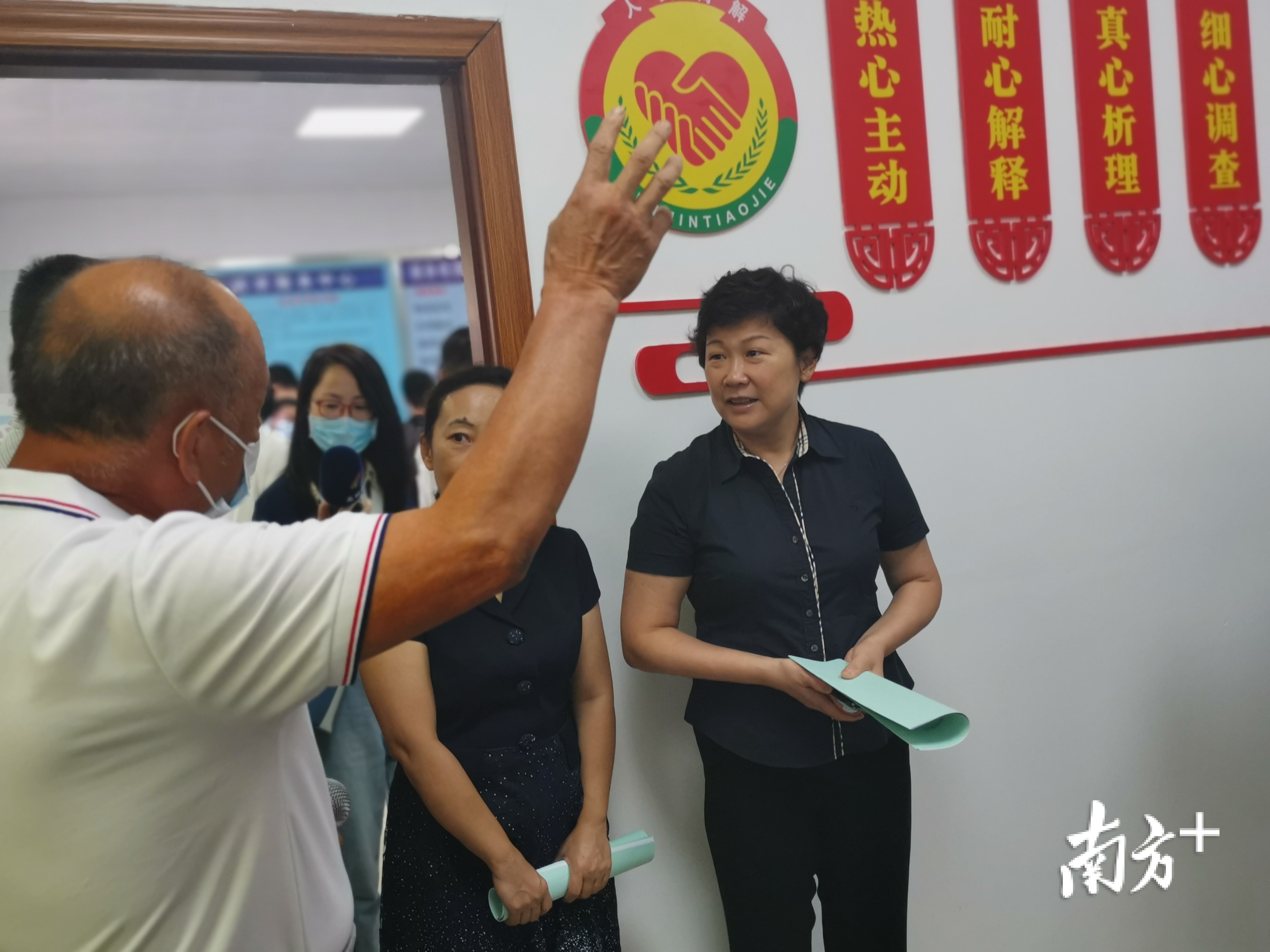 佛山市副市长副市长陈小坚在“北哥”调解工作室听取“北哥”严北洪介绍该工作室为民服务的情况。唐梦摄