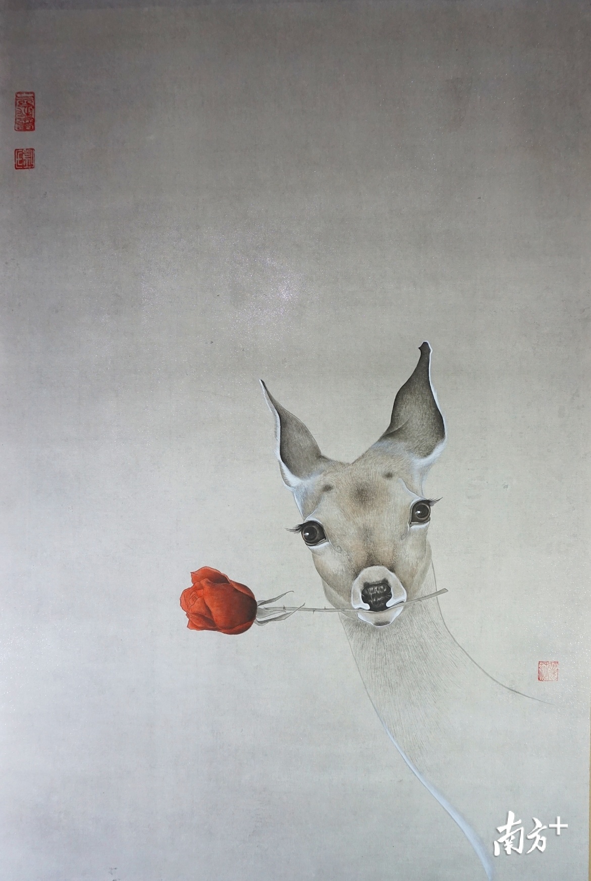 作品《夏至》,衔着玫瑰花的小鹿,充满生活气息和情感状态。