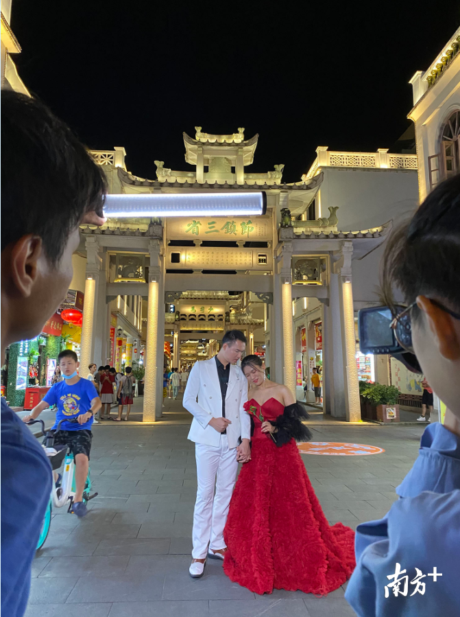 周末的夜晚,一对新人在潮州牌坊街拍摄婚纱照。苏仕日 摄 周末的夜晚,一对新人在潮州牌坊街拍摄婚纱照。苏仕日 摄