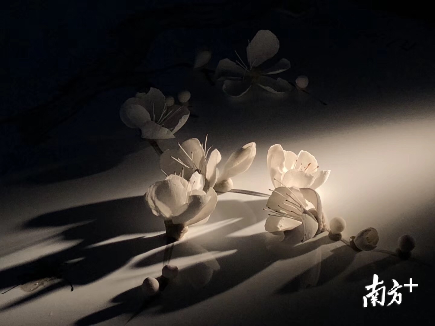 寄在瓷板上的瓷花。