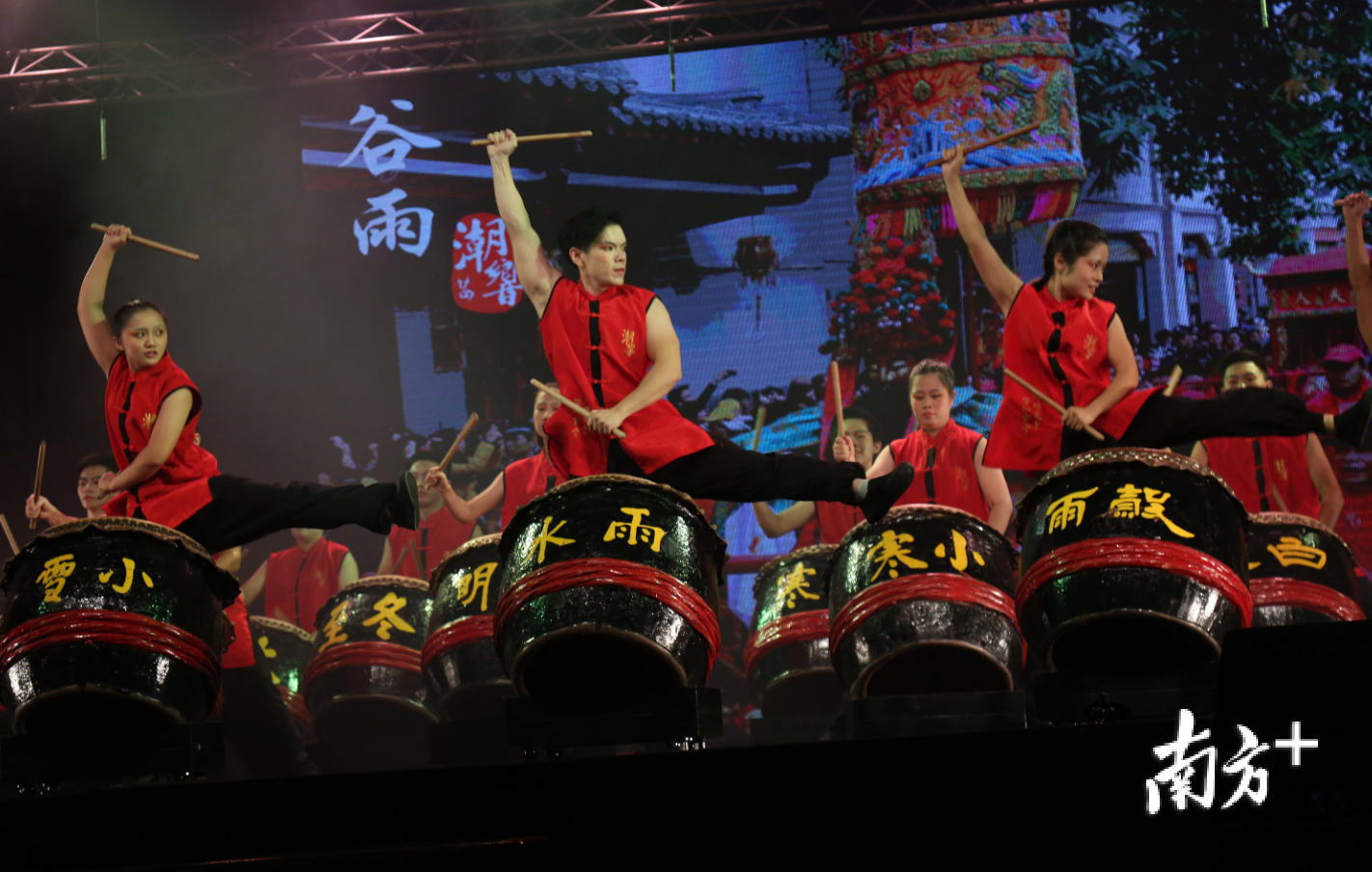 2018年,在马来西亚举行的第五届国际节令鼓精英赛上,潮響鼓社以《春天的故事》演绎春天里的六个节气及民俗生活等。苏仕日 摄 2018年,在马来西亚举行的第五届国际节令鼓精英赛上,潮響鼓社以《春天的故事》演绎春天里的六个节气及民俗生活等。苏仕日 摄