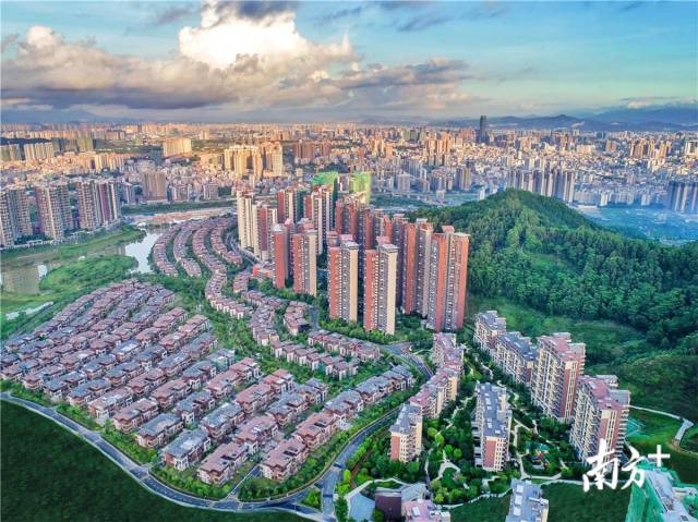 惠州星河别墅质量争议三年为何照收物业费