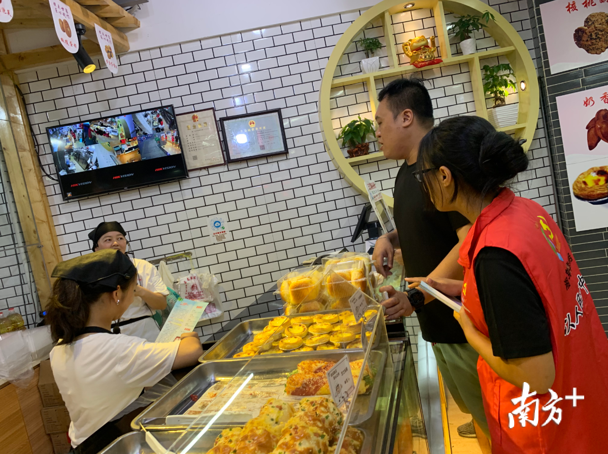 李康迪走访了解新桥东路商业街商家经营情况。受访者供图 李康迪走访了解新桥东路商业街商家经营情况。受访者供图