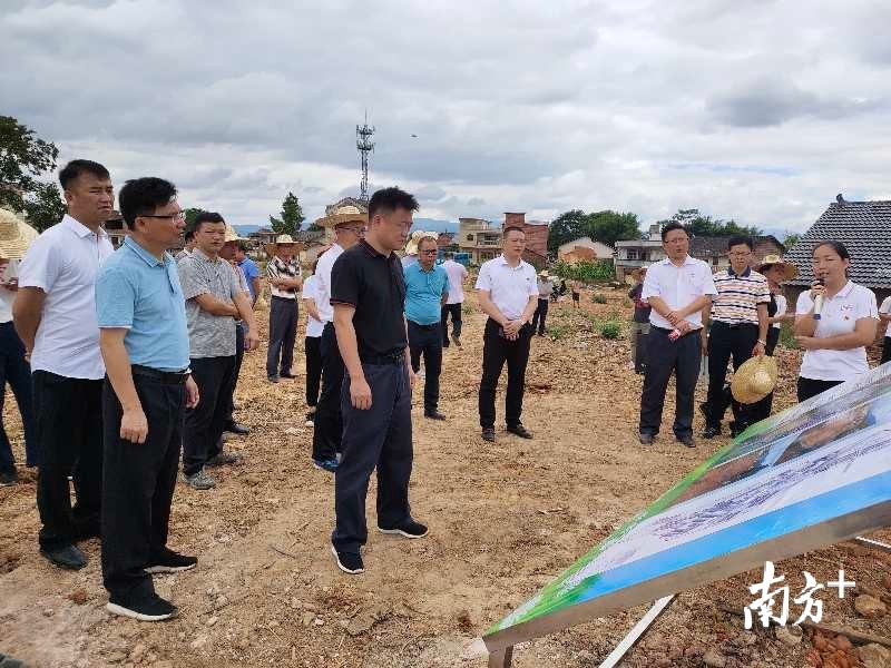 始兴县召开农村破旧泥砖房“拆清用”工作现场会 