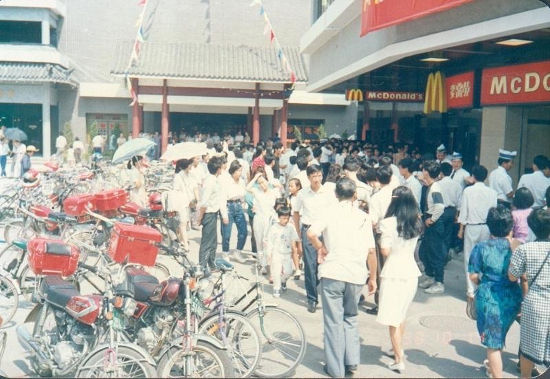 麦当劳餐厅开业当天门前大排长龙