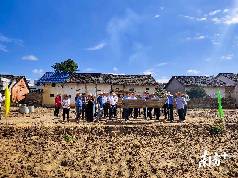 始兴县召开农村破旧泥砖房“拆清用”工作现场会 