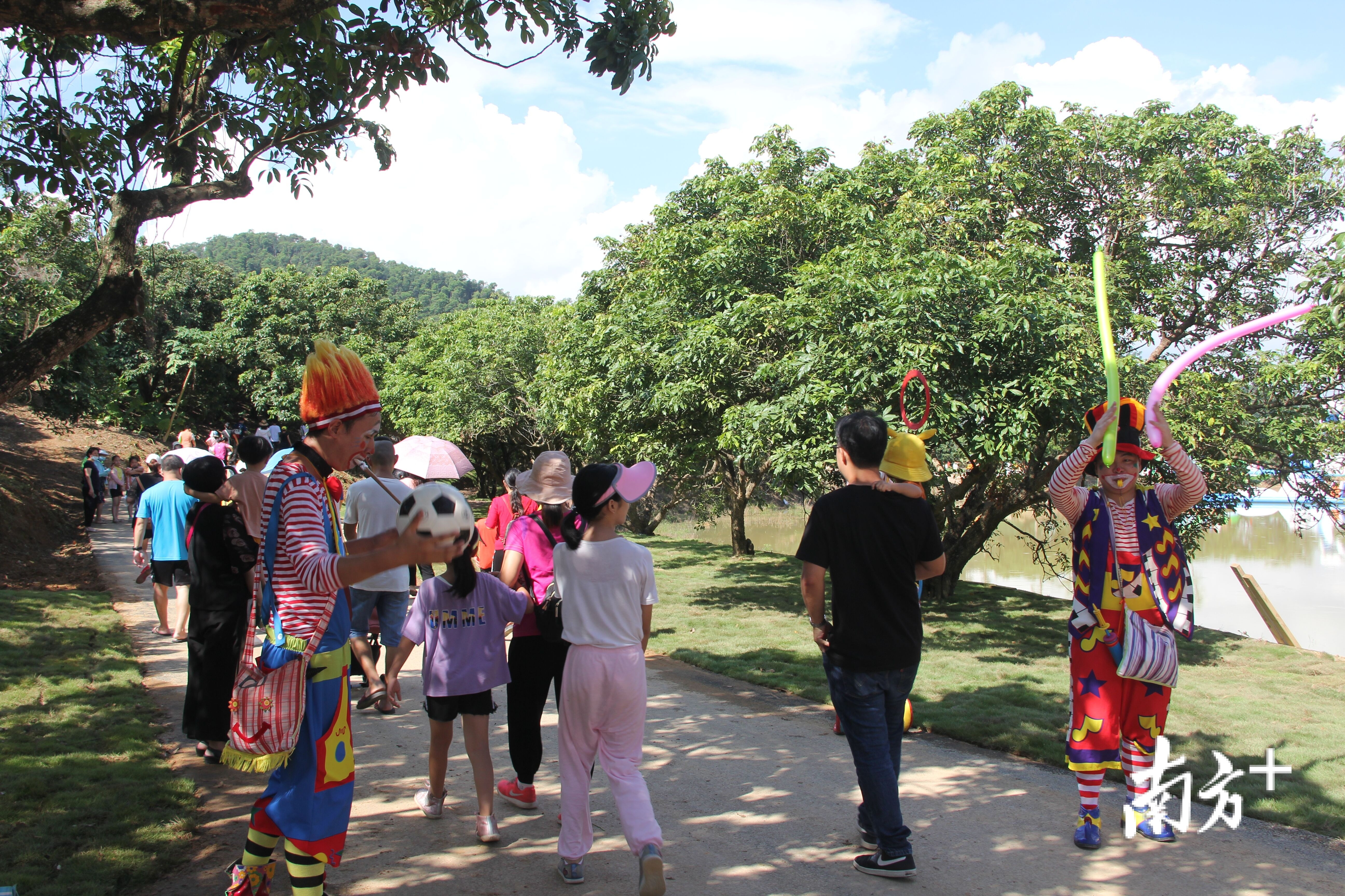 8月15日,位于清溪镇铁场村的东莞耕山小寨开始试业。