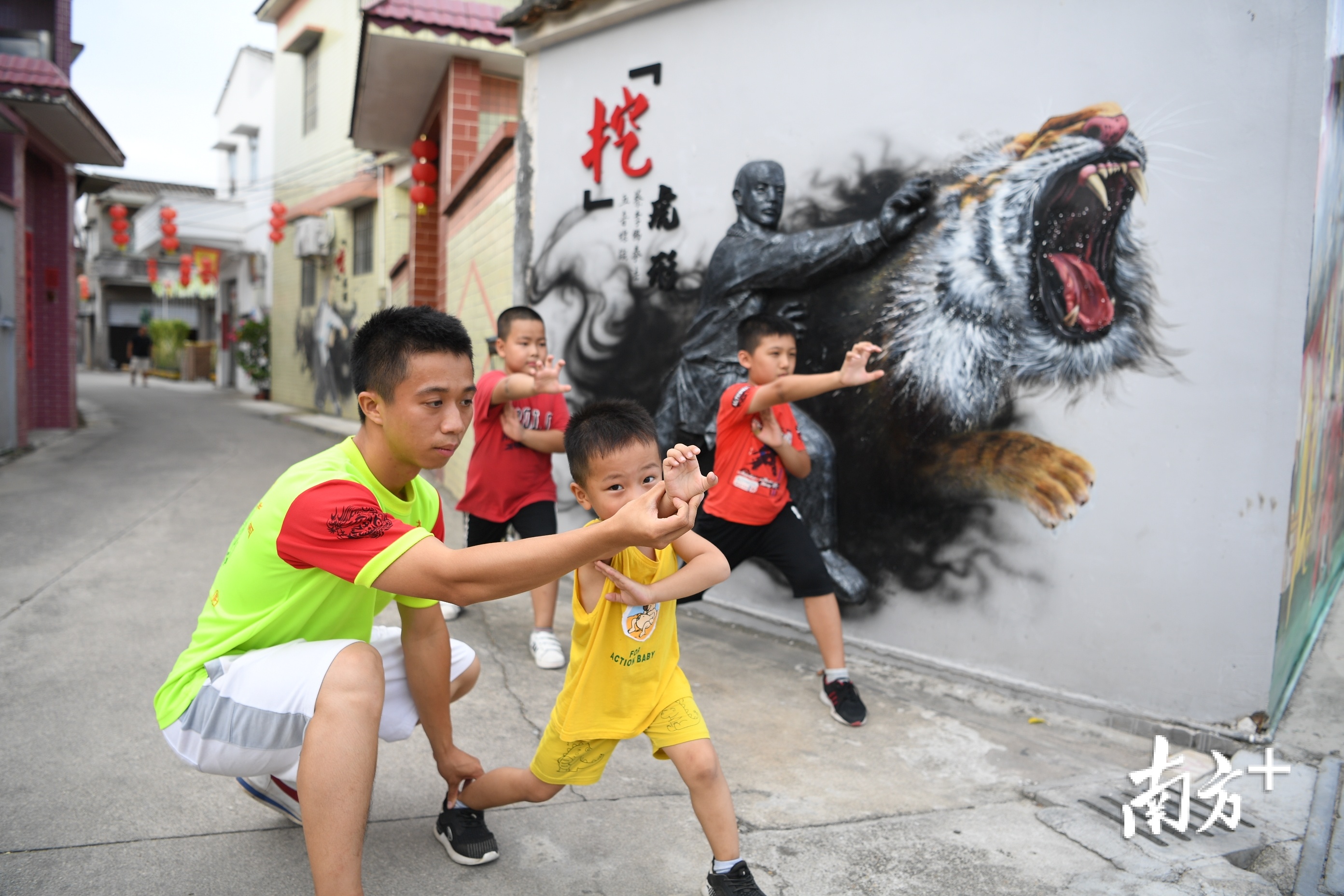 学生们在“出神入化巷”里边玩边学。杨兴乐摄