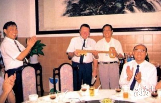   移交象征电站管理权力的钥匙