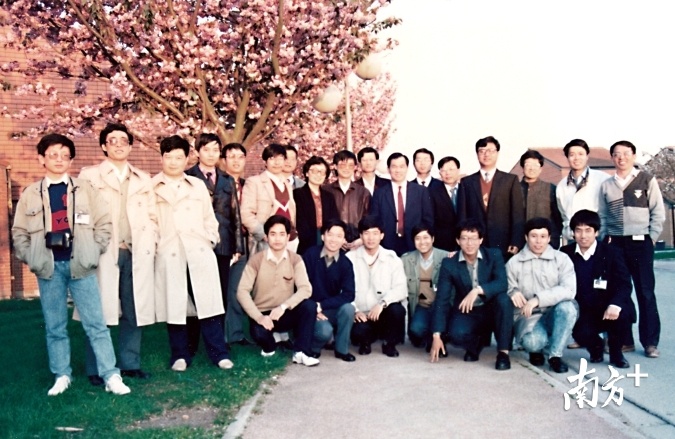   1989年4月，第一期培训人员抵达法国