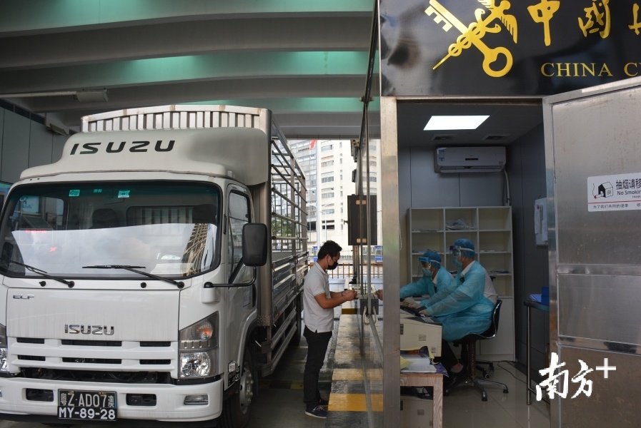 海关关员对司机的健康申报信息进行验核。 刘莹摄