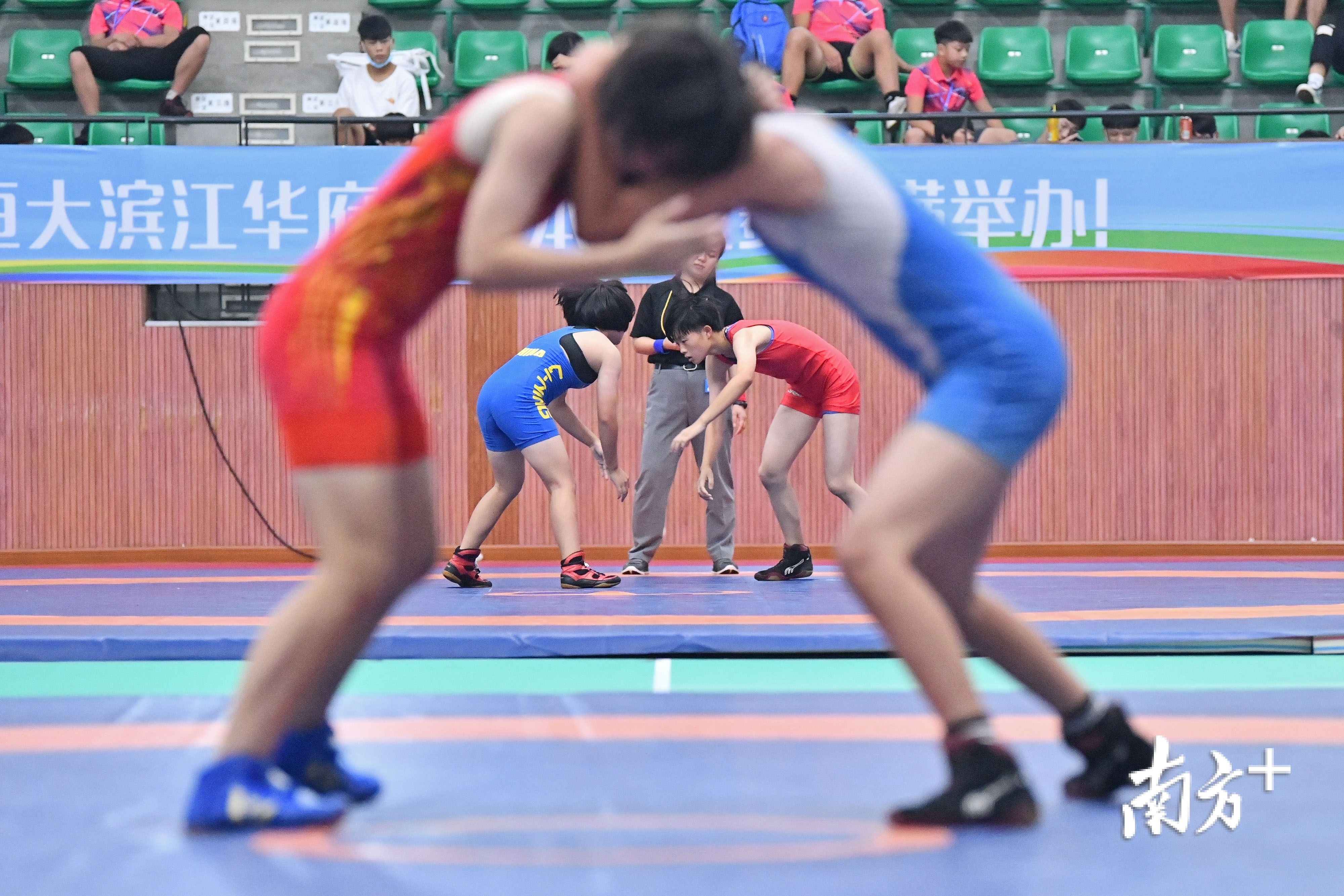 本次比赛分为古典式摔跤和自由式摔跤两种形式。戴嘉信 摄
