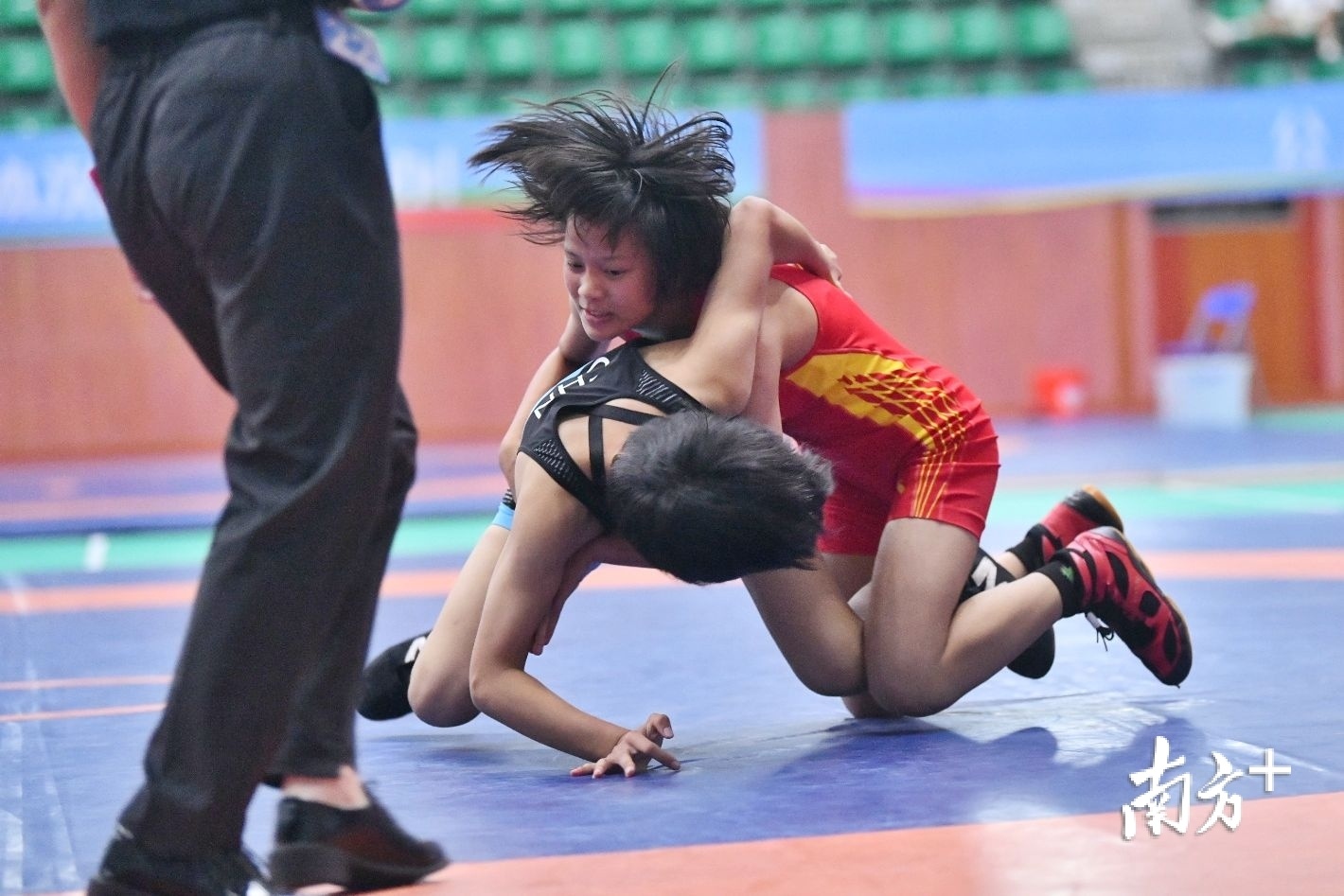 佛山队队员潘美玲（右一）闯进女子丙组48kg决赛，并获得冠军。戴嘉信 摄