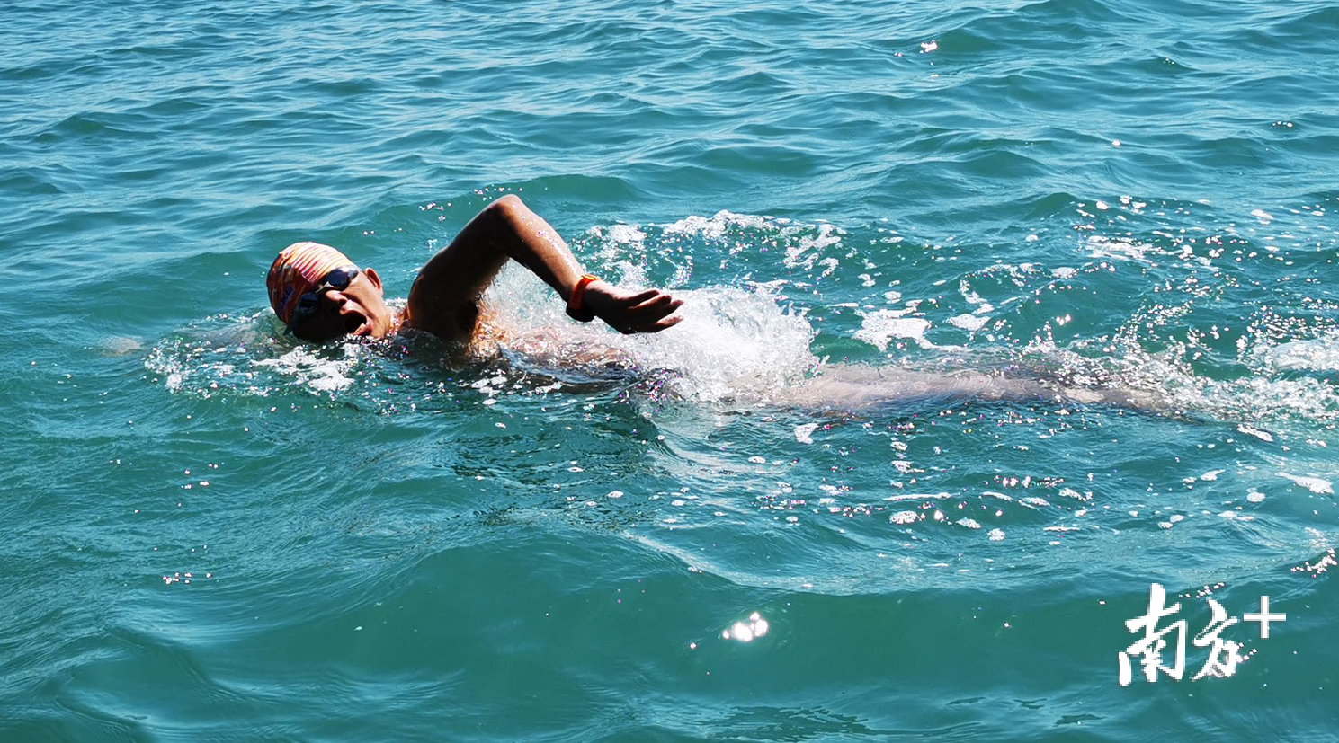 横渡中的父亲。受访者供图