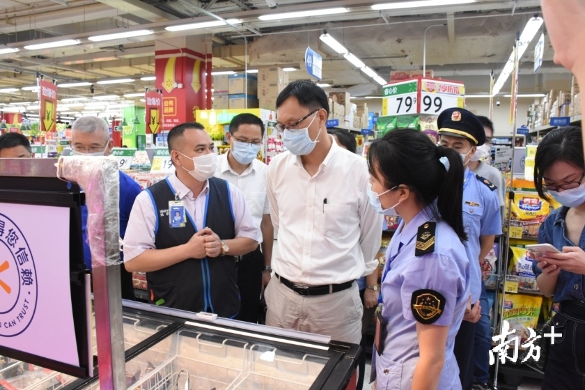 沃尔玛（季华分店）从1个多月前就开始每周对肉类及员工均进行每周一测。南方日报记者 罗湛贤 摄