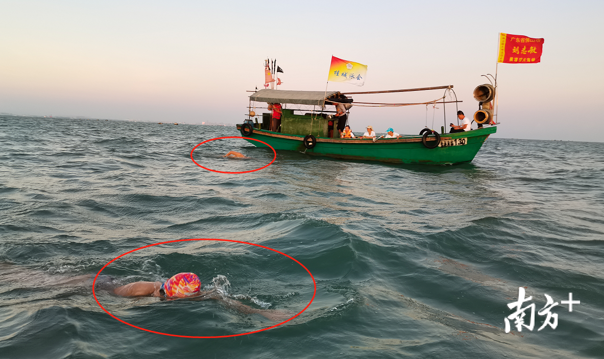 父子两人在朝阳中相遇。受访者供图