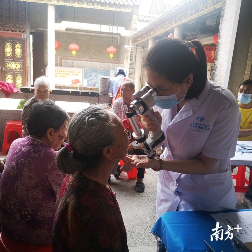 医护人员为老年人检查眼睛。南方日报记者 魏英 摄
