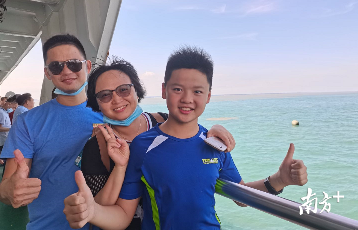 三人合影。受访者供图