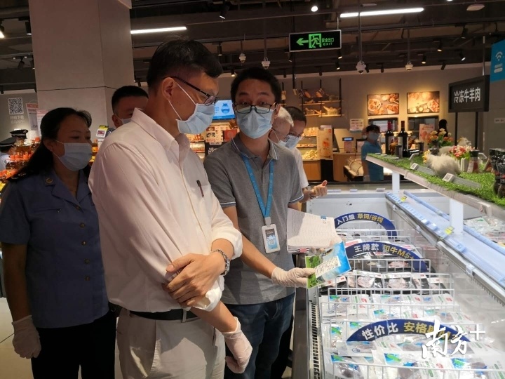 禅城区委副书记、区长孔海文带队到盒马鲜生检查。南方日报记者 罗湛贤 摄
