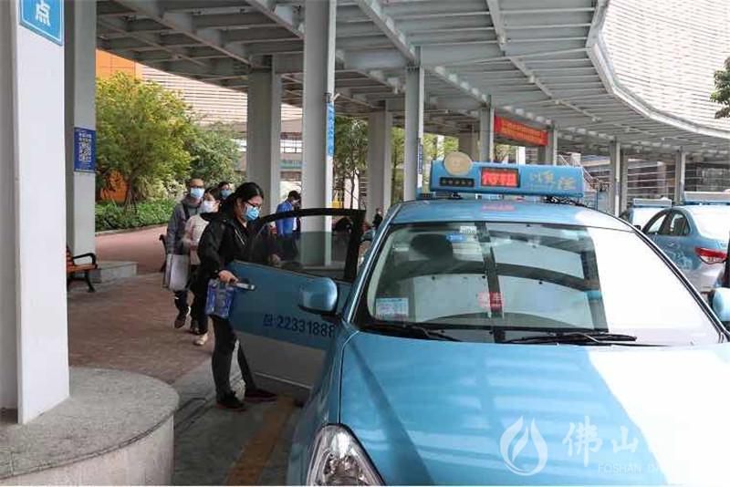 一名乘客准备搭乘出租车出行。受访者供图