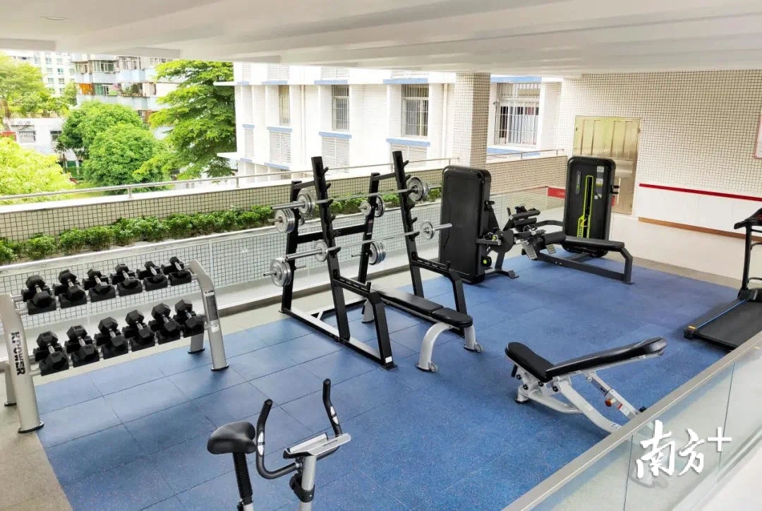 起湾社区党群中心三楼充分利用办公大楼和旁边派出所相连同的一个通道,打造成空中健身房,用于服务群众和干警。