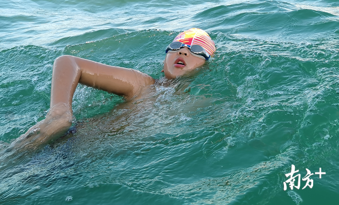 横渡中的儿子。受访者供图