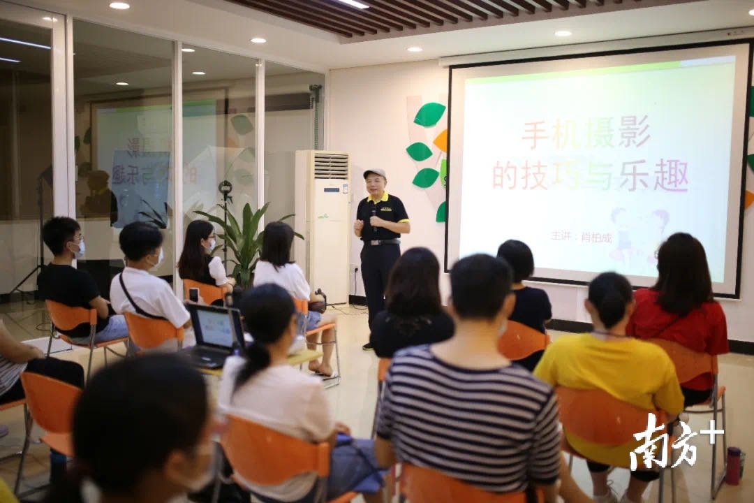 在起湾社区党群服务中心,摄影培训班大受年轻人的欢迎。