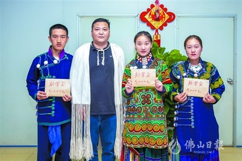 张卫华(左二）主动资助学费，圆了三名凉山彝族学子的大学梦。符诗贺 摄