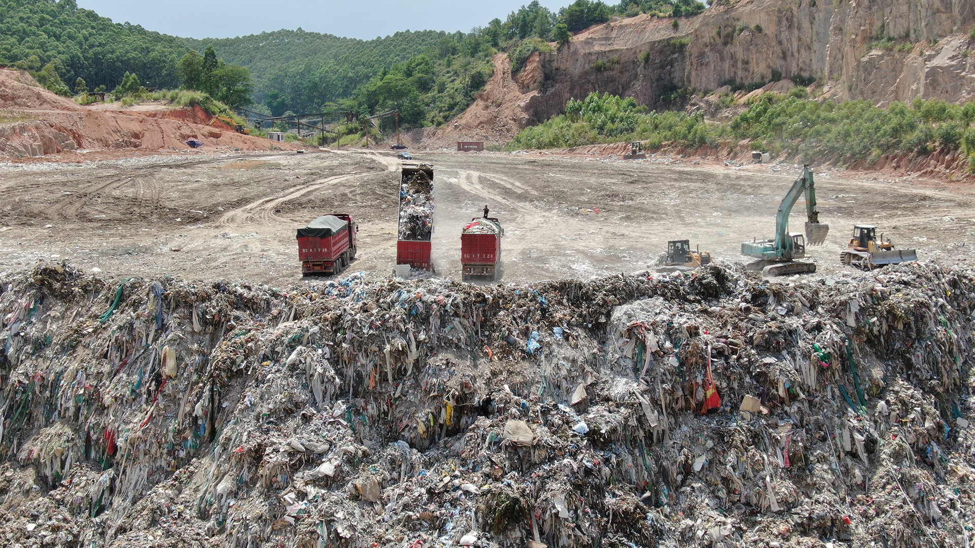 南方曝光台|清远废弃石场填埋万吨垃圾,跨市倾倒获厚利!