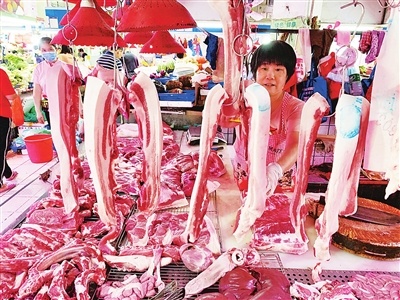 菜市场里的猪肉摊位。 菜市场里的猪肉摊位。