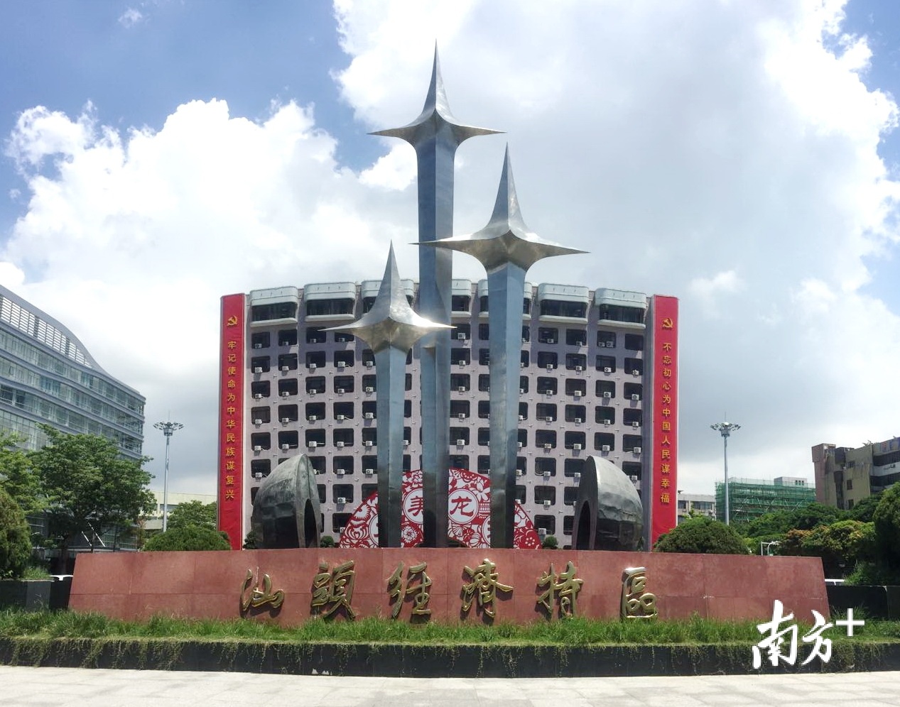 位于龙湖区政府前广场中央，矗立着汕头经济特区标志性雕塑——“升腾”。 黄嘉锋 摄