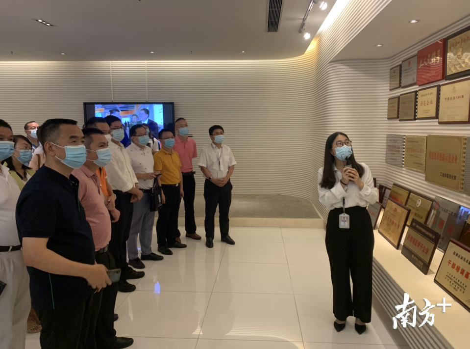 考察团在研祥智能调研。欧阳少伟摄