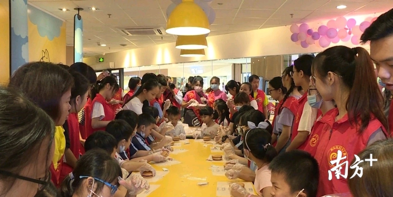 留守儿童在志愿者们的带领下积极参与到各类活动中。