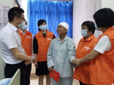 禅城区好人联盟慰问“诚信女子”魏月董