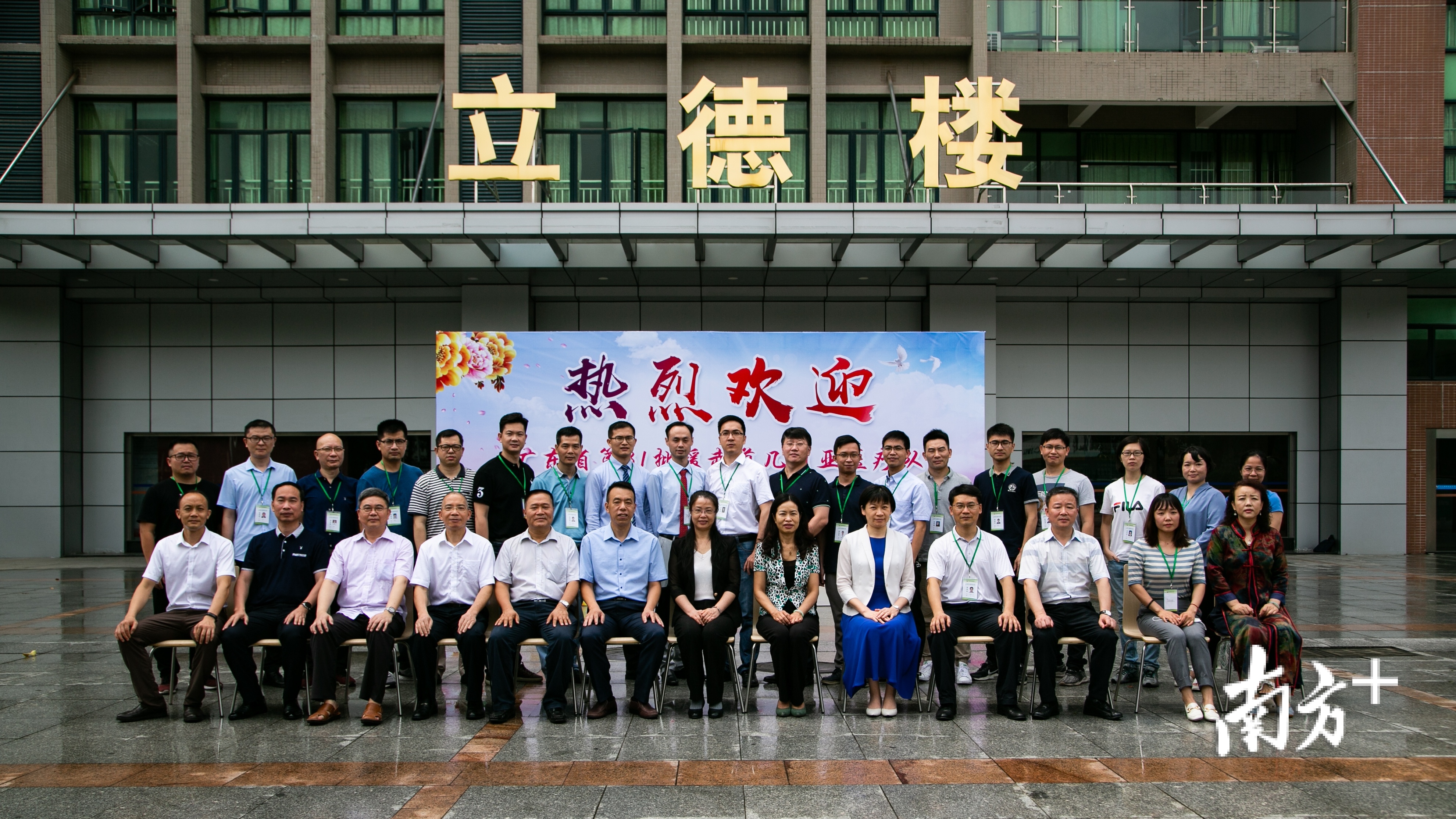 广东省第31批援赤道几内亚医疗队合照。 卢子衡摄 广东省第31批援赤道几内亚医疗队合照。 卢子衡摄