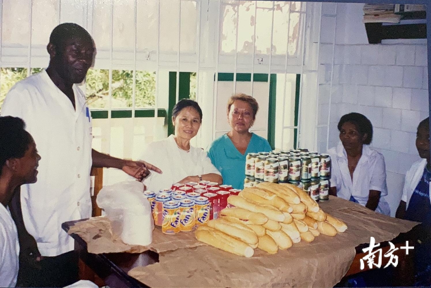 当地除了中国医疗队外,医院内还有西班牙、古巴、俄罗斯等来自不同国家的医疗队伍。 当地除了中国医疗队外,医院内还有西班牙、古巴、俄罗斯等来自不同国家的医疗队伍。