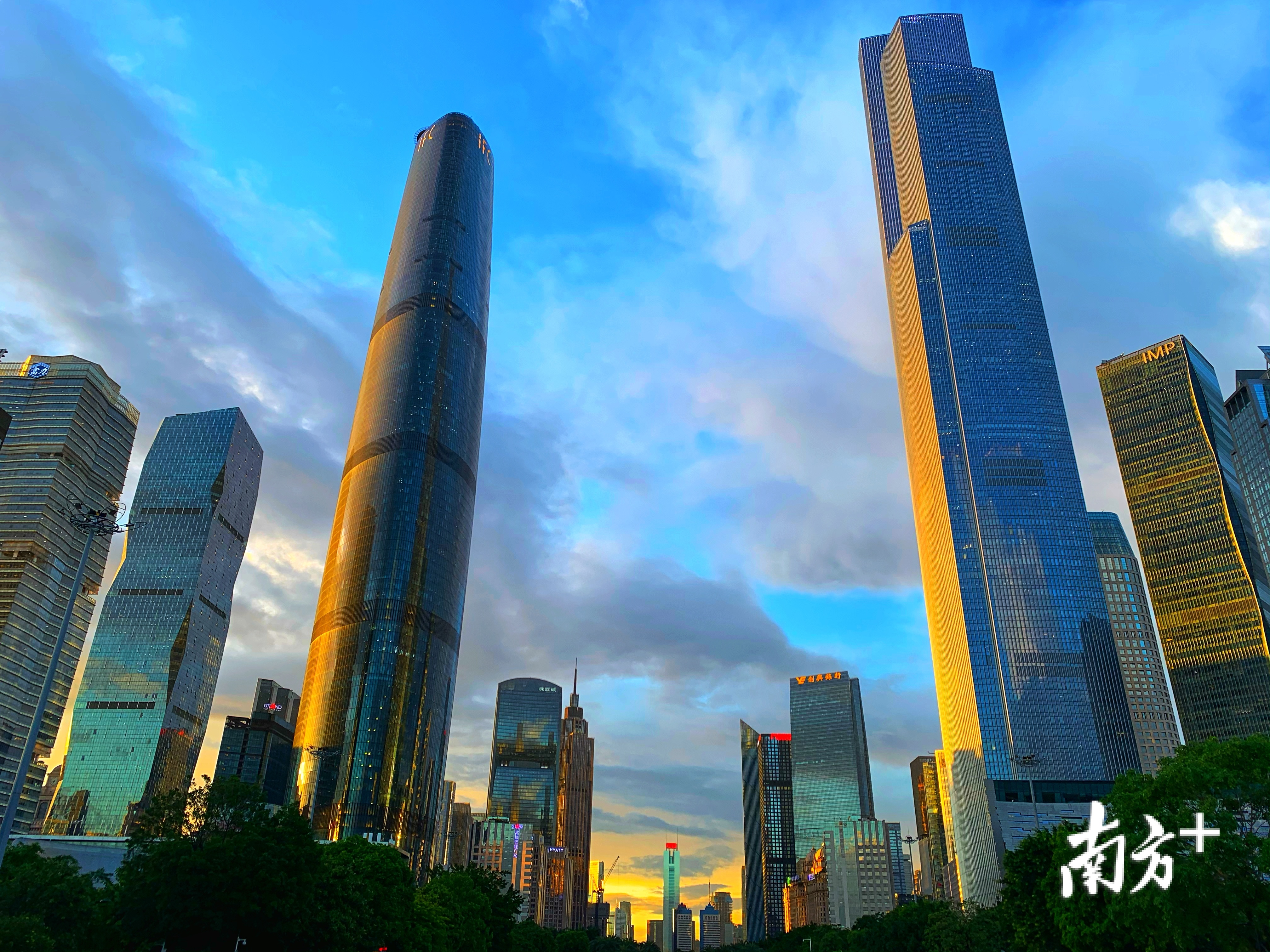 彩云照羊城 享受好时光6月17日下午，广州珠江新城阵雨过后彩云飞舞，夕阳下市民享受雨后好时光。南方日报 南方➕记者 王辉 摄影报道