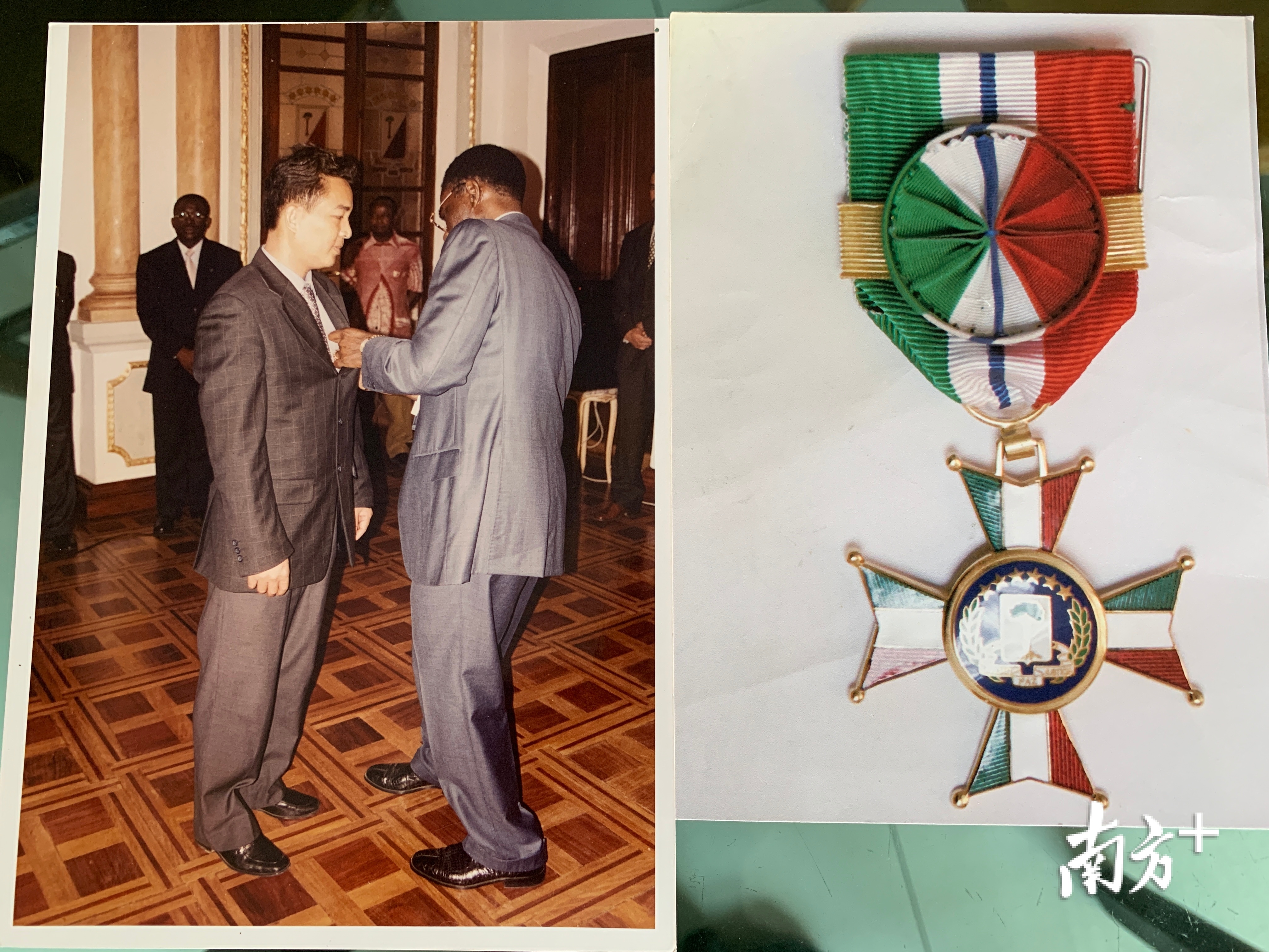 当年6月24日,赤道几内亚共和国颁布总统令,总统亲自授予9位中国医疗队员“赤道几内亚独立勋章”及荣誉证书。 当年6月24日,赤道几内亚共和国颁布总统令,总统亲自授予9位中国医疗队员“赤道几内亚独立勋章”及荣誉证书。