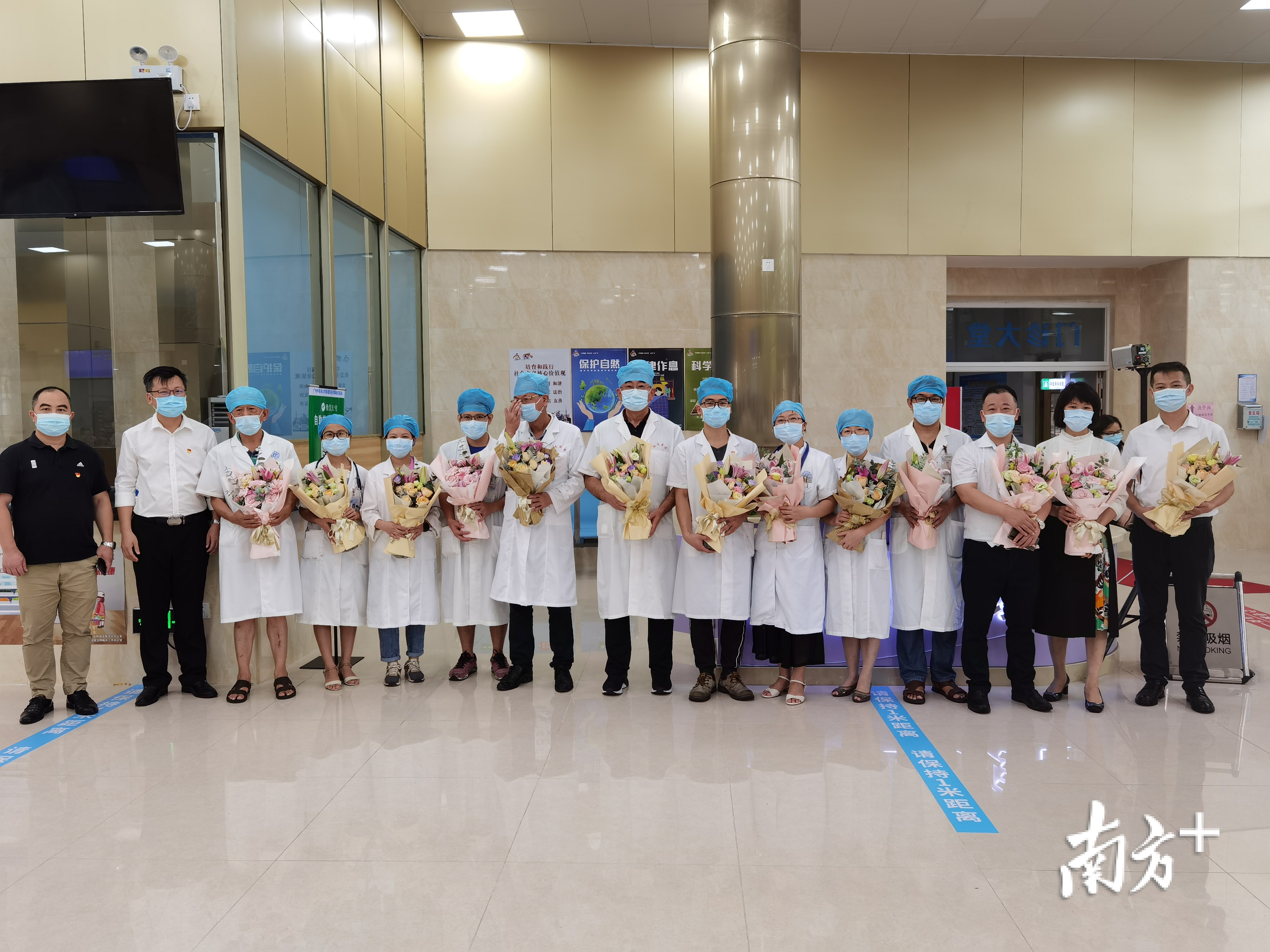 顺德区副区长、区卫健局局长招霞红为顺德疾控中心12科室代表送上鲜花与节日祝福。